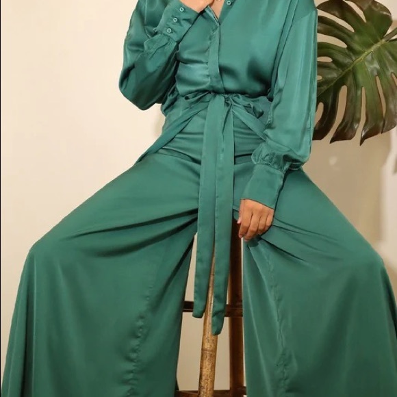 BRAND NEW Chic Satin Wide Leg Pant Set - Picture 3 of 3